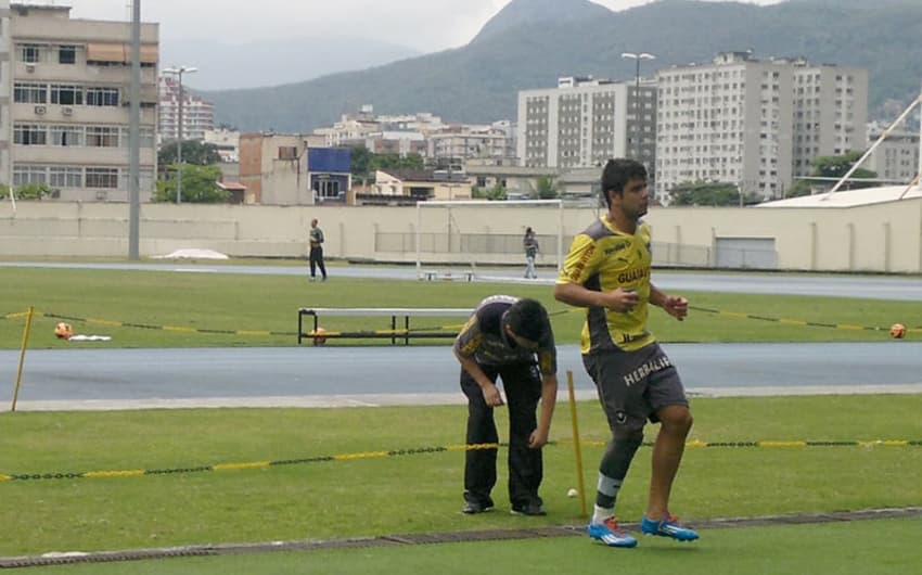 Henrique deixa o campo mancando - Treino do Botafogo (Foto: Luiz Gustavo Moreira)