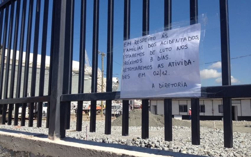 Em um dos portões, mensagem diz que expediente só será retomado na segunda-feira (Foto: Marcelo Braga)