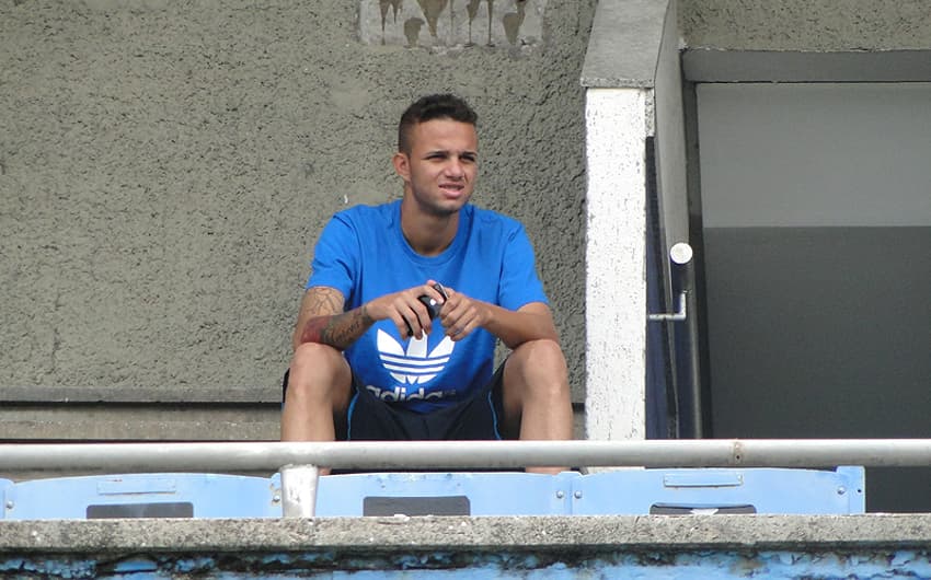 Luan assiste ao treino do Grêmio (Foto: Bruno Junqueira/TXT Assessoria)