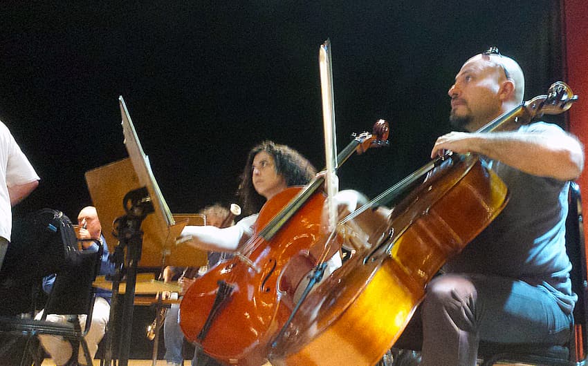 Músicos italianos que vão acompanhar o jogo (Foto: Carlos Vieira)