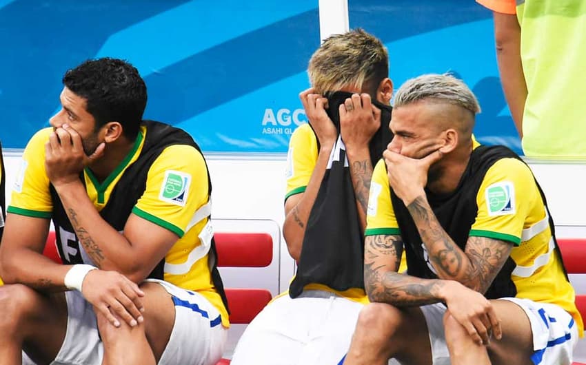 Brasil x Holanda - Neymar, Daniel Alves e Hulk (Foto: Fabrice Coffrini/ AFP)