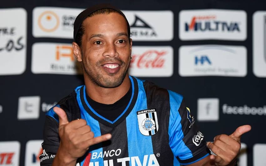 Ronaldinho é apresentado no Gallos Blancos de Querétaro (Foto: Ronaldo Schemidt/ AFP)