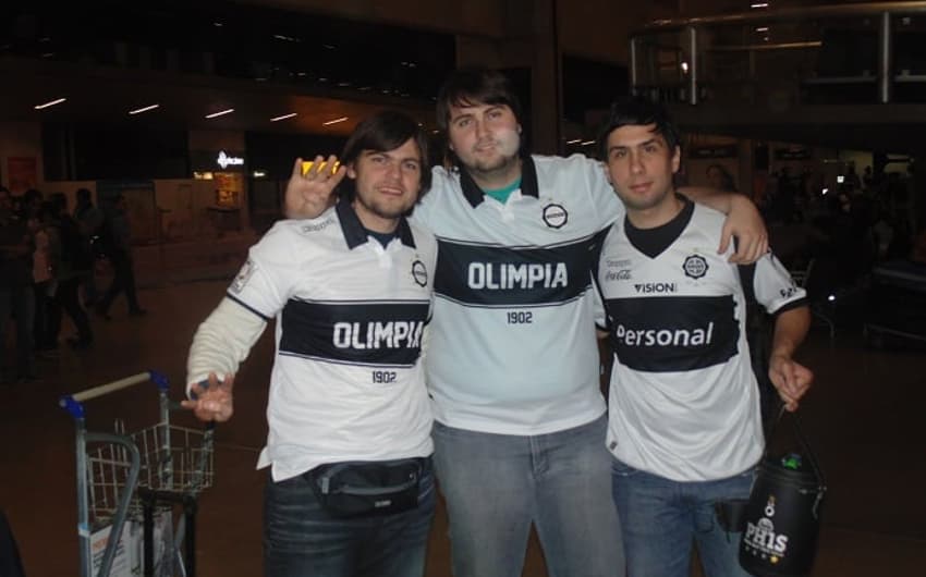 Carlos, Cristian e Luis, torcedores do Olimpia (PAR) (Foto: Thiago Fernandes)