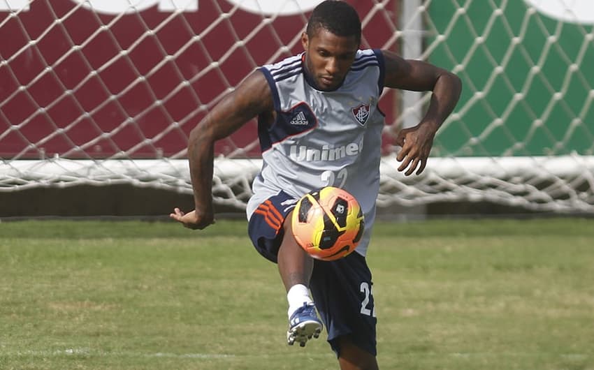 Após expulsão no jogo contra o Goiás, Rhayner treina nas Laranjeiras (Foto: Bruno de Lima/LANCE!Press)