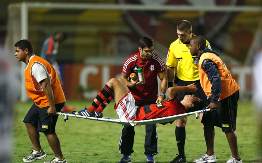 Cáceres sai machucado - Flamengo x ASA (Foto: Cleber Mendes/ LANCE!Press)