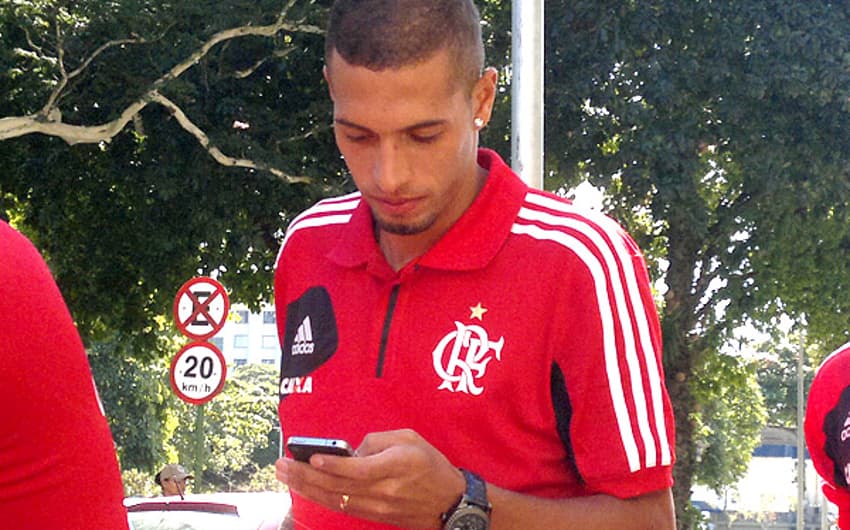 Paulinho - Desembarque do Flamengo (Foto: Pedro Barboza)