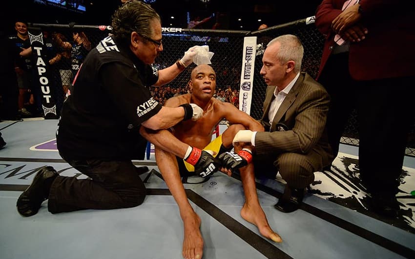 Anderson é atendido após a derrota (Foto: Getty Images)