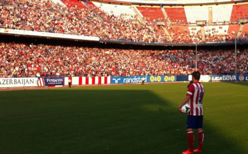 Villa se apresenta à torcida do Atlético de Madrid (Foto: Divulgação)