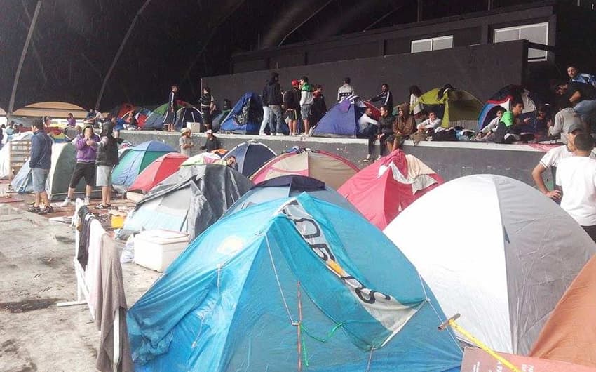 Mesmo debaixo de chuva, argentinos continuam chegando ao acampamento (Foto: Thiago Silva)