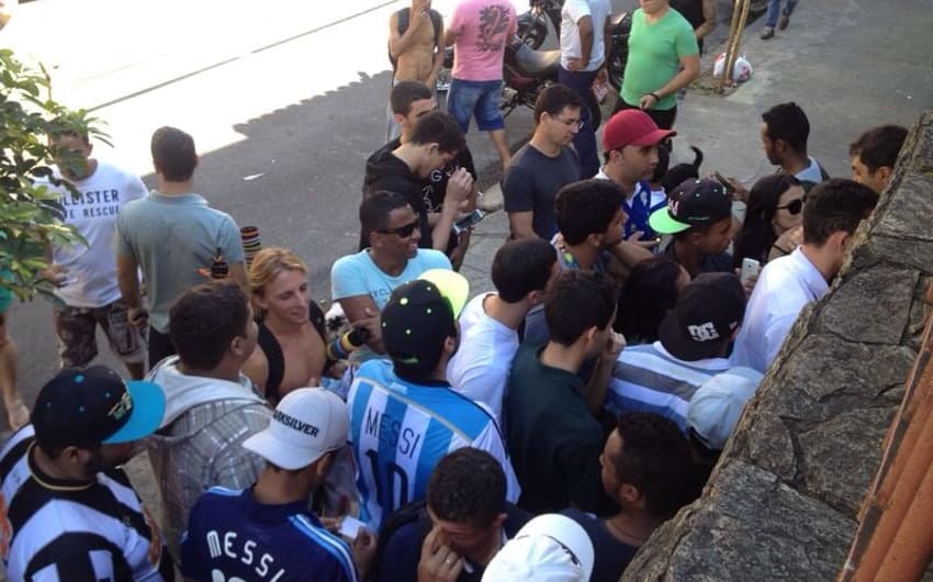 Torcedores fazem fila para tirar foto com argentino Sorín (Foto: Thiago Fernandes/LANCEPRESS!)