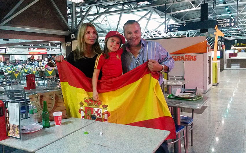 Família no desembarque da seleção da Espanha (Foto: Divulgação)