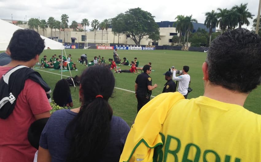Cerca de 20 torcedores prestigiaram o treino na Universidade Internacional da Flórida (FIU). O público não tinha tido acesso durante a semana.