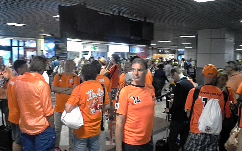 Camisas da Holanda são maioria no aeroporto de Salvador (Foto: Walter de Mattos Jr. / LANCE!Press)