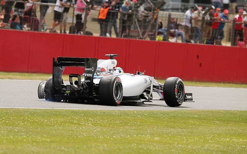No GP de Silverstone, Felipe Massa se envolve em acidente e, com suspensão traseira danificada, é obrigado a deixar a corrida ainda na primeira volta (Foto: Andrew Yates/AFP)