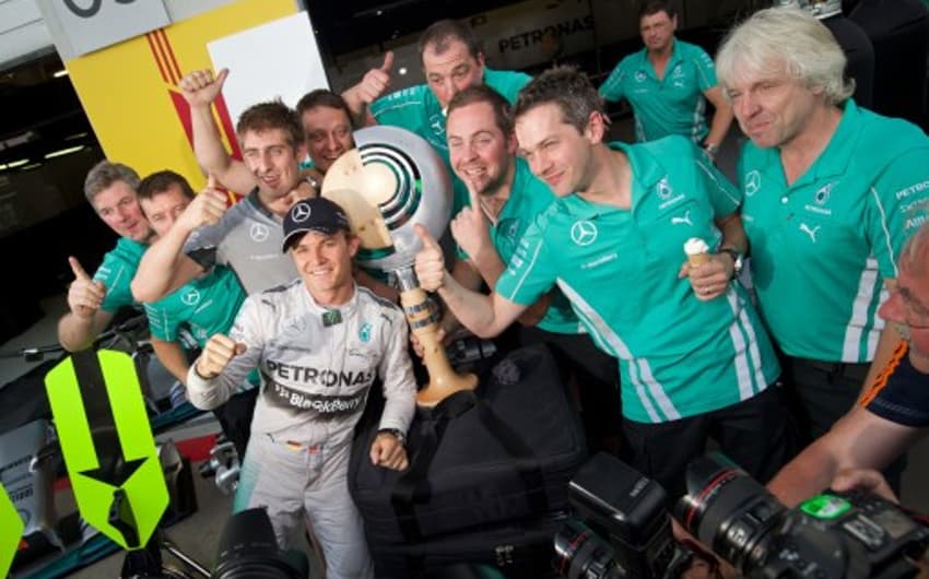 Rosberg comemorou a vitória e a manutenção da liderança do campeonato (Foto: Jure Makovec/AFP)