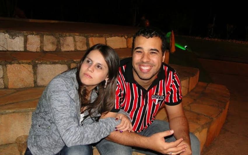 Débora e Victor, com a camisa do São Paulo com a qual foi enterrado (Crédito: Marcio Porto)