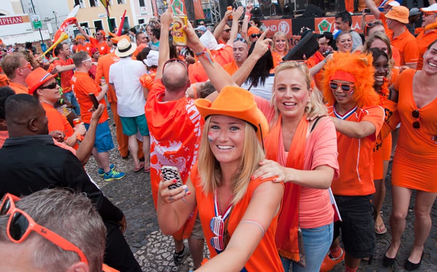 Holandeses fazem festa no Pelourinho antes do jogo contra a Espanha (Foto: Cissa Costa/LANCE!Press)