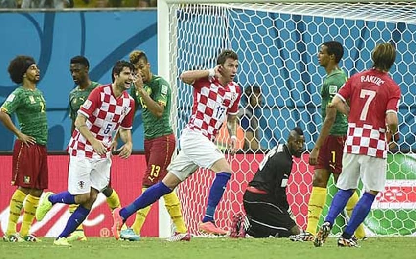 Croácia x Camarões - Gol de Mandzukic (Foto: Pierre-Philippe Marcou/AFP)