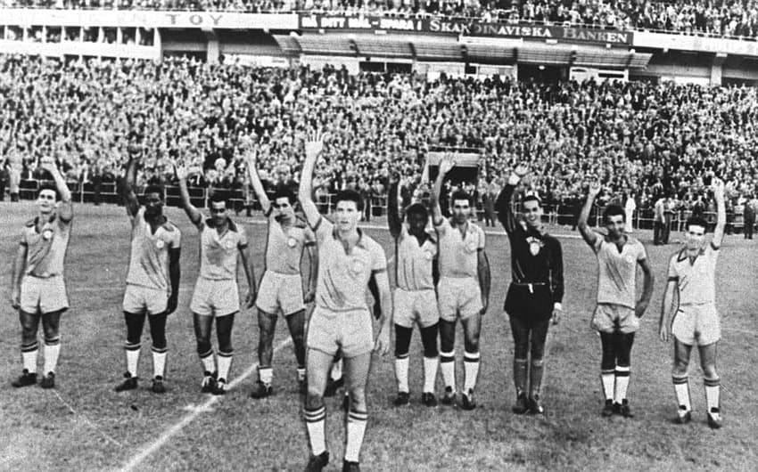 Seleção brasileira conquista seu primeiro título mundial na Copa do Mundo de 1958 na final contra a Suécia (Foto: Arquivo LANCE!)