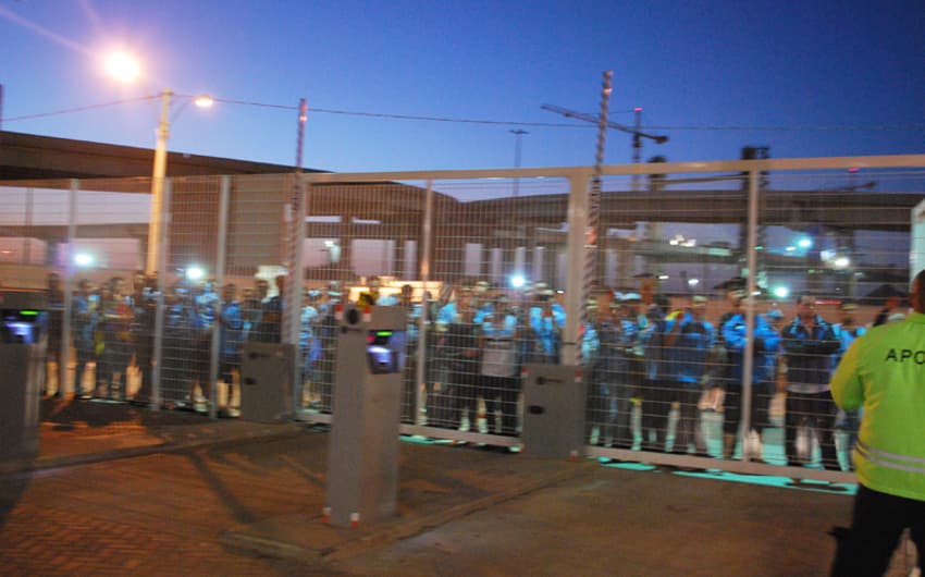 Chegada do Grêmio na Arena (Foto: Eduardo Moura)