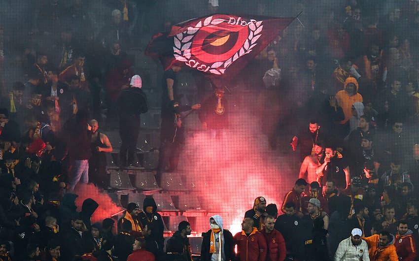 Torcida joga sinalizador em jogo do Borussia Dortmund (Foto: Patrik Stollarz/AFP)