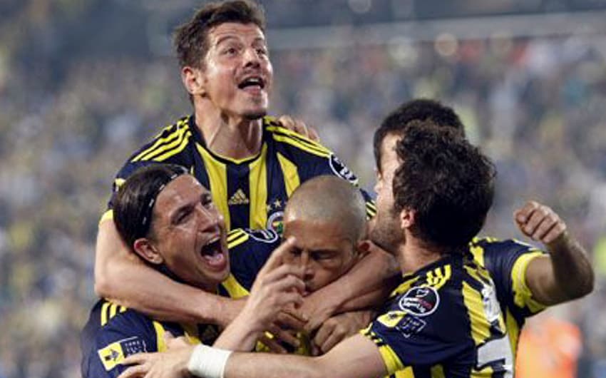 Alex comemora gol do Fenerbahçe junto com seus companheiros (Foto: Site Oficial Fenerbahce)