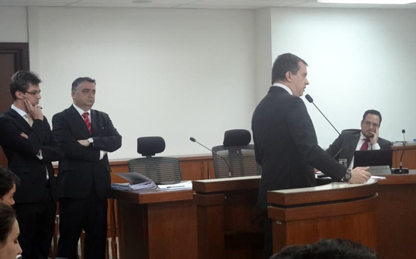 Advogados observam o advogado do São Paulo sustentar (Foto: Igor Siqueira)