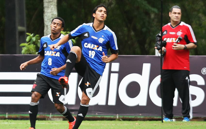Elias e Marcelo Moreno - Treino do Flamengo (Foto: Paulo Sergio/ LANCE!Press)