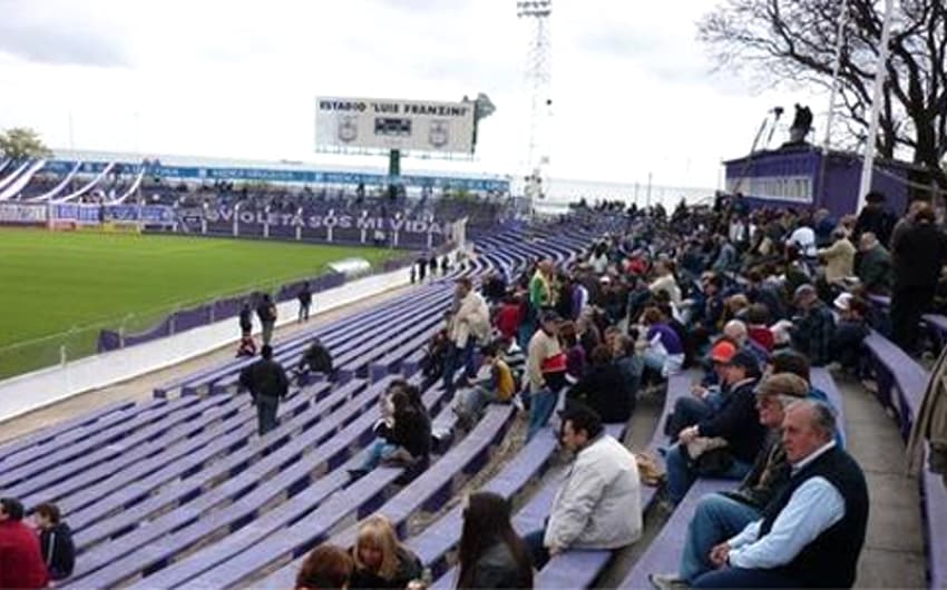 Com arquibancadas de madeira, estádio Luis Franzini, do Denfensor, é um dos menores da Libertadores (Foto: Divulgação)