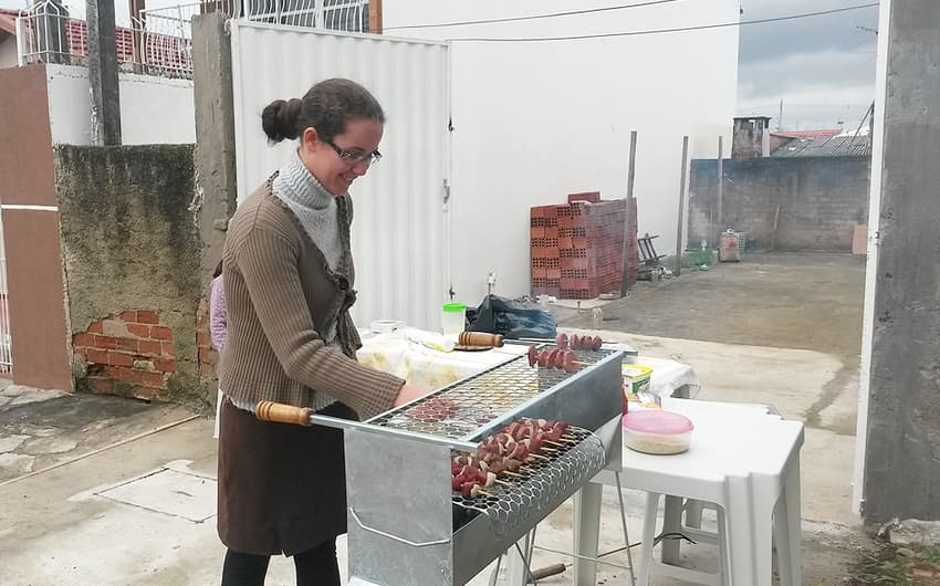 Mulher vende churrasco em frente ao CT da Espanha (Foto: Rodrigo Cerqueira)