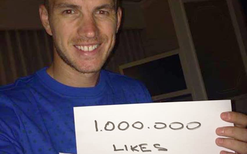 Dzeko comemorou a marca de 1 milhão de fãs no Instagram (Foto: Reprodução)