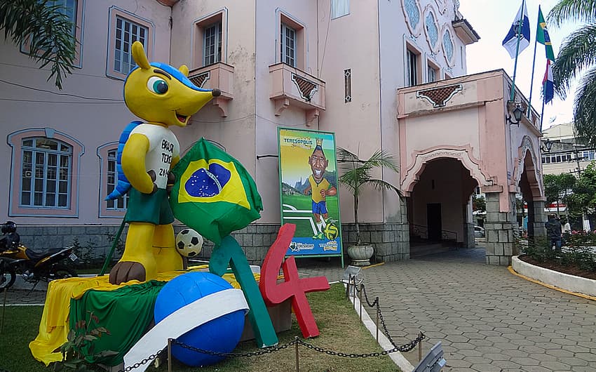 Mascote Fuleco faltando pedaço em frente à Prefeitura de Teresópolis (Foto: Igor Siqueira)