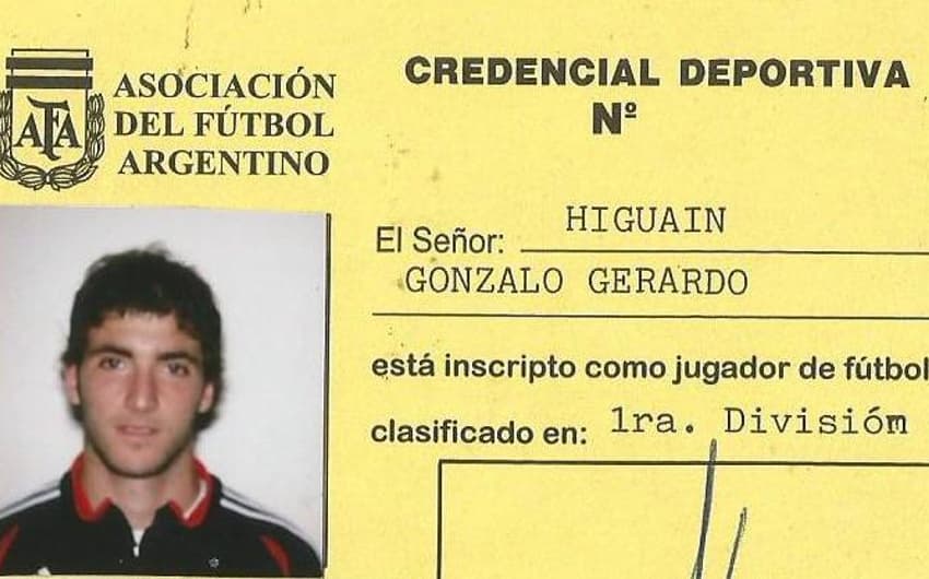 Carteirinha de Gonzalo Higuaín na base do River Plate (crédito: Twitter oficial do clube)