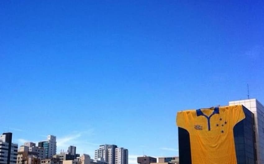 Camisa do Cruzeiro na sede administrativa do clube (Foto: Instagram Oficial do Cruzeiro)