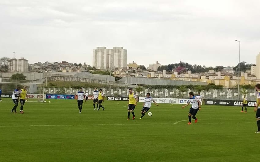 Lodeiro divide com Danilo em seu primeiro treino com bola (Foto: Lucas Faraldo)