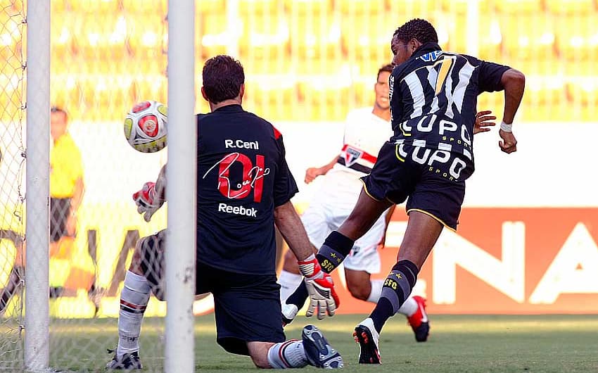 Robinho faz lindo gol contra o São Paulo, de Rogério Ceni, em 2010 (Foto: Arquivo LANCE!)
