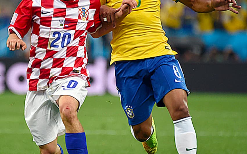 Kovacic e Paulinho - Brazil x Croatia (Foto: Odd Andersen/ AFP)