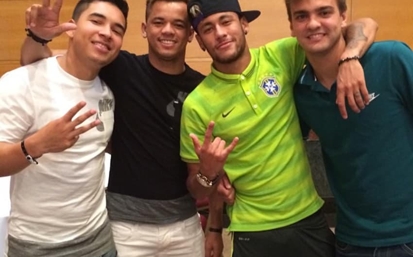 Jogadores da Seleção Brasileira receberam parentes e amigos no hotel onde a delegação está concentrada em Belo Horizonte (crédito: reprodução/Instagram)