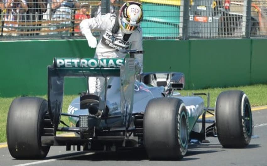 Lewis Hamilton observa sua Mercedes com problemas (Foto: Paul Crock/ AFP)
