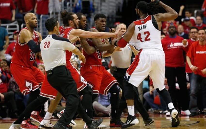 Nenê perdeu a cabeça em duelo contra o Bulls na NBA (Foto: Win McNamee/Getty Images North America/AFP)