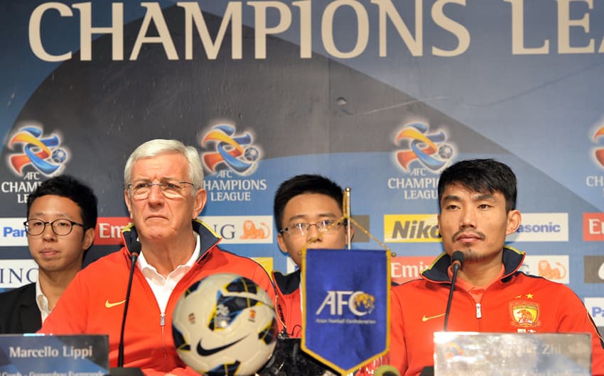 Treinador Marcello Lippi e o jogador Zheng Zhi participam de uma coletiva de imprensa antes da AFC Champions, em Seul (Foto: Jung Yeon-Je/ AFP)
