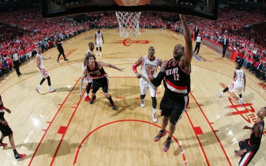 LaMarcus Aldridge foi o melhor da rodada dos playoffs da NBA, marcando 46 pontos e pegando 18 rebotes (Foto: Bill Baptist / NBAE / Getty Images / AFP)