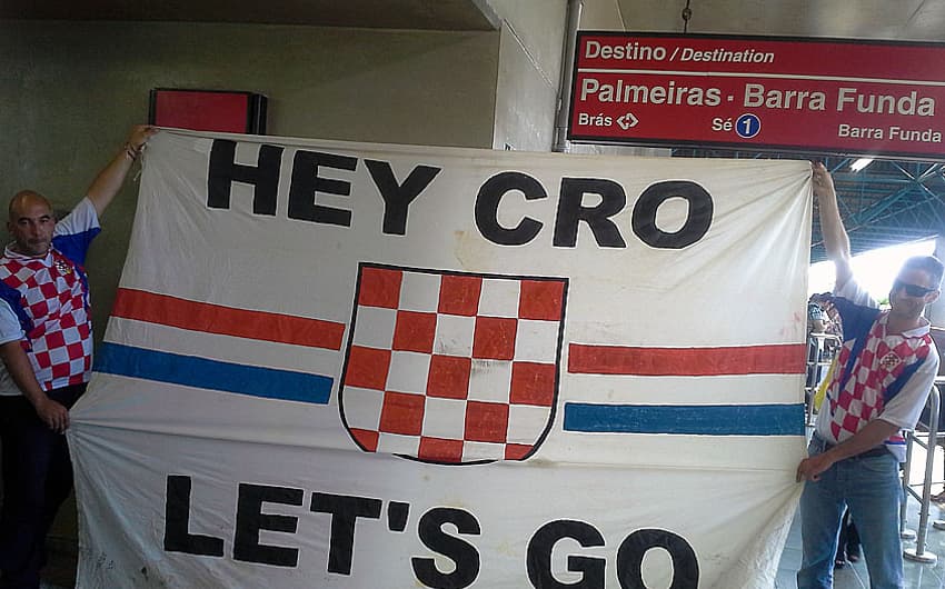 Croatas exibem faixa para dar força ao seu time contra o Brasil (Foto: Walter de Mattos Jr./ Lancepress)