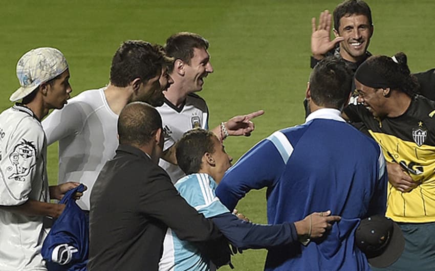 Treino da seleção argentina - Sósia de Ronaldinho encontra Messi (Foto: