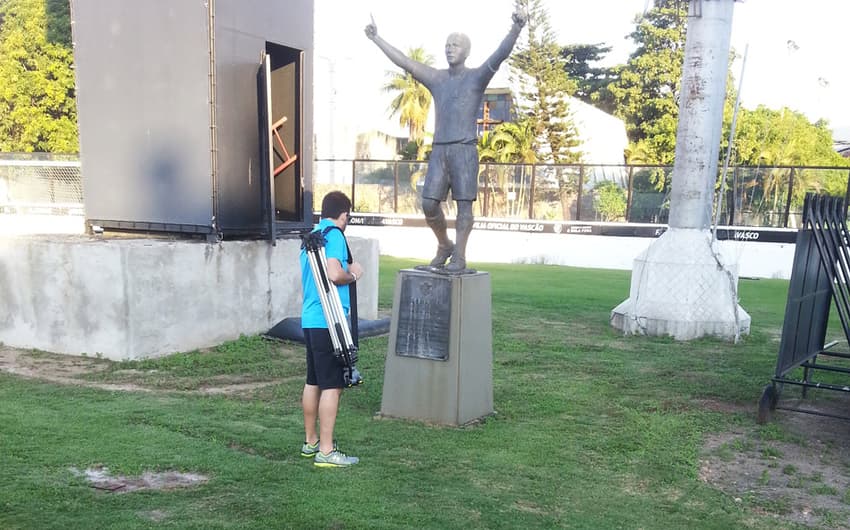 Romário vira ponto turístico em treino do Equador(Foto: Daniel Bortoletto)