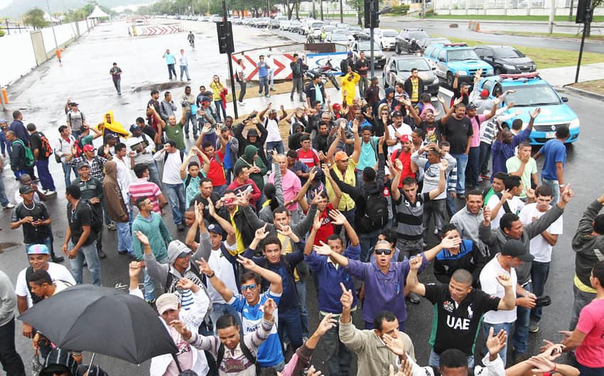 Manifestação dos operários em greve do Parque Olímpico (Foto: Paulo Sérgio/LANCE!Press)