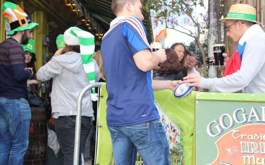 Na rua ou em bares, torcedores franceses dividiram o mesmo espaço com irlandeses (Foto: Bruno Barbosa)