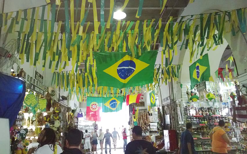 Pelourinho e Mercado Modelo se enfeitam para a Copa (Foto: Leo Burlá)