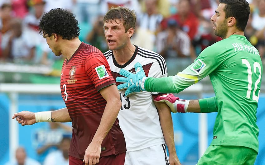 Alemanha x Portugal - Pepe e Muller (Foto: Patrik Stollarz/ AFP)