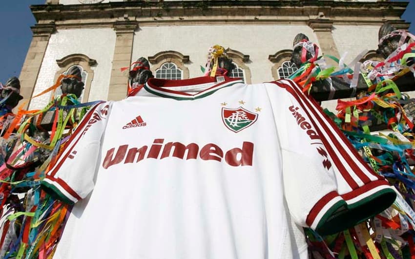 Camisa do Fluminense na porta da igreja (Foto: Cleber Mendes/ LANCE!Press)
